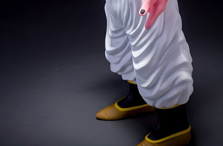 Gros plan sur les chaussures et le bas du pantalon de Boo, un personnage de Dragon Ball Z. Boo est un personnage grand et mince avec une peau rose et des cheveux blancs. Il porte un pantalon blanc et des chaussures jaunes.,FI-6638739190