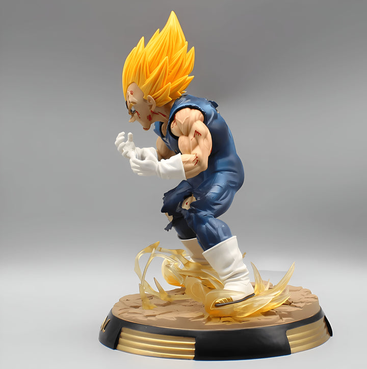 Une figurine de Vegeta, un personnage de la série Dragon Ball Z. Il est représenté avec les cheveux jaunes, la peau bronzée et porte une combinaison bleue et blanche. Il est en position de combat, le poing droit en avant et la paume gauche ouverte. La figurine est posée sur un socle doré.,FI-3778162152