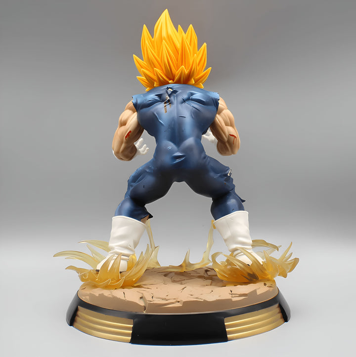 Une figurine de Vegeta, un personnage de la série Dragon Ball Z. Il est représenté de dos, avec ses cheveux blonds hérissés, sa combinaison bleue déchirée et ses bottes blanches. Il se tient sur un socle doré et est entouré d'un halo de flammes jaunes.,FI-3778162152