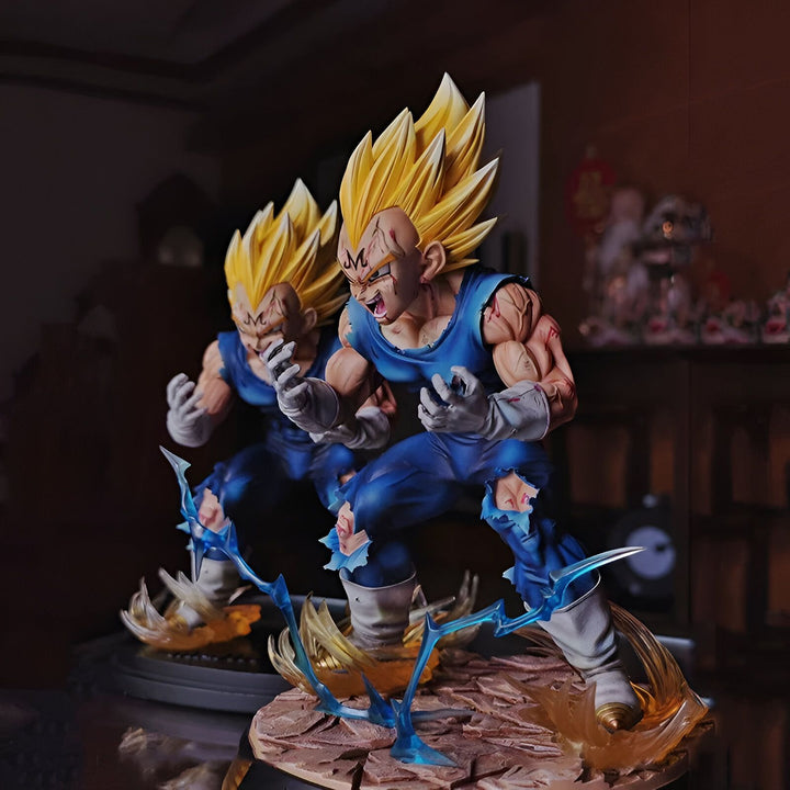 Une image de Vegeta, un personnage de Dragon Ball Z. Il est représenté en train de se battre, avec ses cheveux blonds hérissés et ses muscles saillants. Il porte une combinaison bleue déchirée et des bottes jaunes. Il est entouré d'éclairs bleus.,FI-3778162152