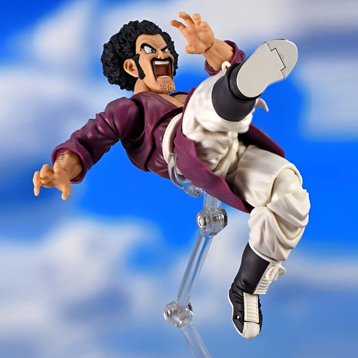 Une figurine de Mr. Satan en train de donner un coup de pied en l'air. Il porte un costume violet et blanc et a les cheveux noirs. Il y a un ciel bleu en fond.,FI-7783087957