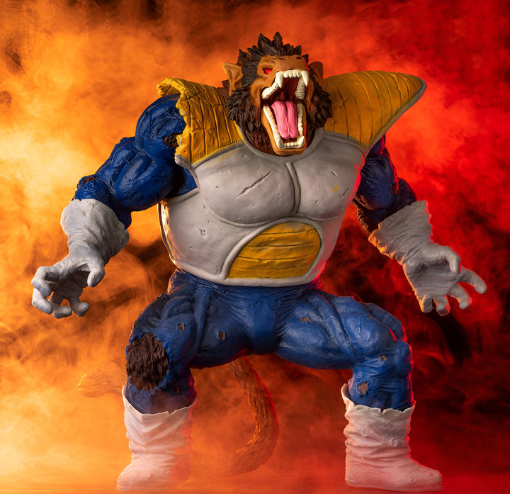 Une figurine de Vegeta, un personnage de la série Dragon Ball Z, en train de se transformer en Oozaru, un singe géant. Vegeta est debout, les poings serrés, et il a une expression de rage sur le visage. Il est entouré d'un feu orange.,FI-7544341690