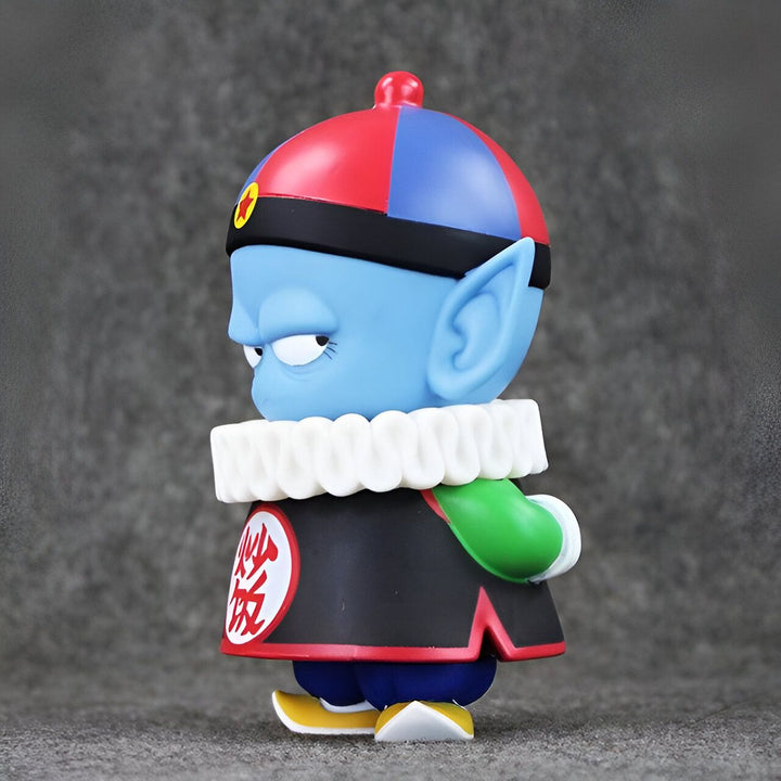 Une figurine de Pilaf, un personnage de Dragon Ball. Il est vêtu d'une veste noire et d'un pantalon jaune. Il a un chapeau rouge et bleu et une écharpe blanche. Il est debout sur un socle noir.,FI-8813706642