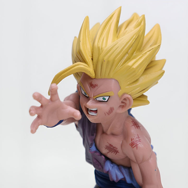 Une figurine de Son Gohan, un personnage de Dragon Ball Z. Il est représenté avec les cheveux jaunes hérissés, les yeux verts et une cicatrice sur le visage. Il porte un débardeur bleu déchiré et un pantalon bleu. Il est en position de combat, le poing droit en avant.,FI-7285589152