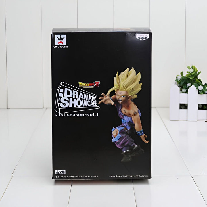 Une figurine de Son Gohan, un personnage de Dragon Ball Z. Il est représenté dans sa tenue de combat avec ses cheveux blonds hérissés. La figurine est posée sur un socle noir.,FI-7285589152