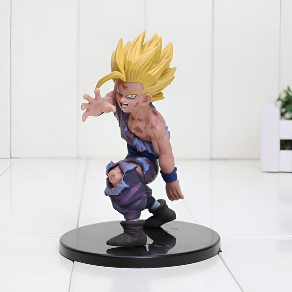 Une figurine de Son Gohan, un personnage de Dragon Ball Z. Il est représenté avec ses cheveux jaunes hérissés, sa tenue violette déchirée et ses blessures. Il est en position de combat, prêt à attaquer.,FI-7285589152