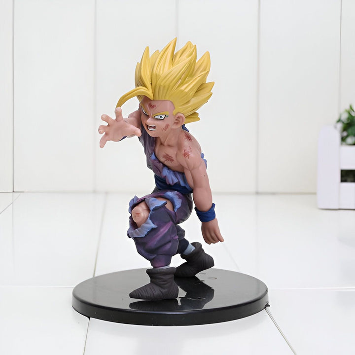Une figurine de Son Gohan, un personnage de Dragon Ball Z. Il est représenté avec ses cheveux jaunes hérissés, sa tenue violette déchirée et ses blessures. Il est en position de combat, prêt à attaquer.,FI-7285589152