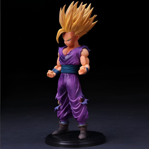 Une figurine de Son Gohan, un personnage de Dragon Ball Z. Il est représenté avec ses cheveux blonds hérissés, sa tenue violette déchirée et ses bottes marron. Il se tient debout sur un socle noir.,FI-8188143731
