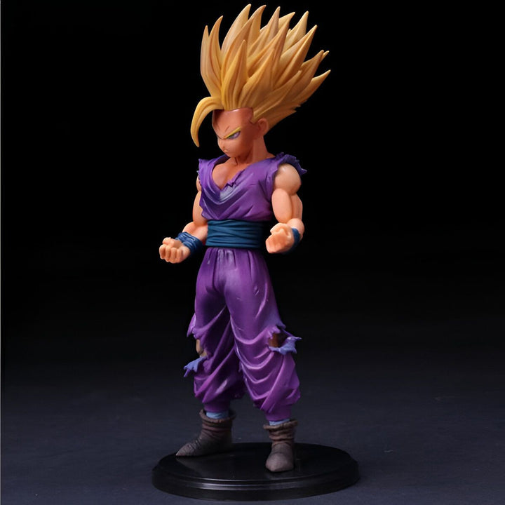 Une figurine de Son Gohan, un personnage de Dragon Ball Z. Il est représenté avec ses cheveux blonds hérissés, sa tenue violette déchirée et ses bottes marron. Il se tient debout sur un socle noir.,FI-8188143731