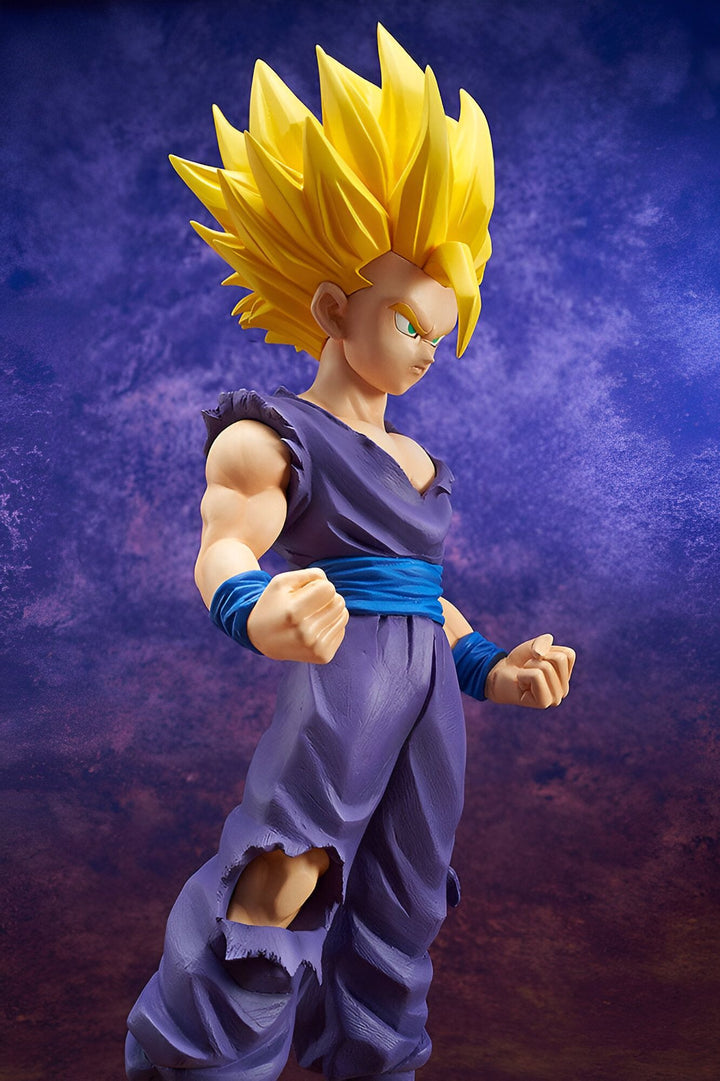Une figurine de Son Gohan, un personnage de la série Dragon Ball Z. Il est représenté avec ses cheveux blonds hérissés, sa tenue violette déchirée et ses poings serrés. Il a un regard déterminé sur son visage.,FI-8188143731