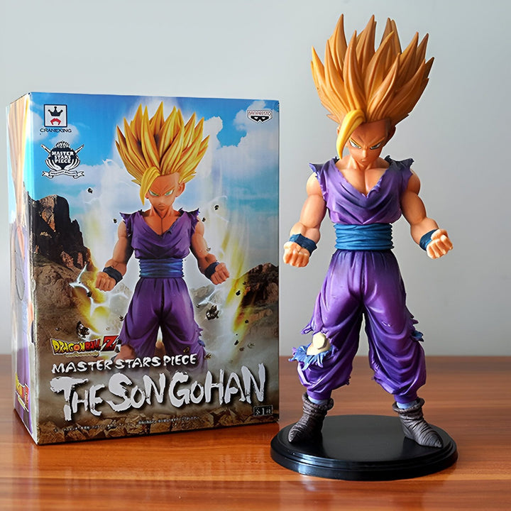 Une figurine de Son Gohan, un personnage de Dragon Ball Z. Il est représenté avec ses cheveux blonds hérissés, sa tenue violette et sa ceinture bleue. Il se tient debout sur un socle noir et est entouré d'un halo de lumière jaune. La figurine est présentée dans une boîte transparente avec un fond en carton illustré.,FI-8188143731