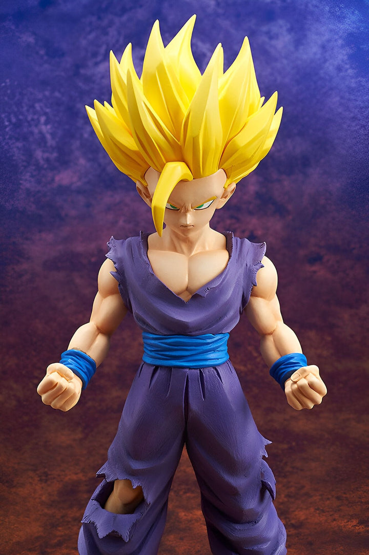 Une figurine de Son Gohan, un personnage de Dragon Ball Z. Il est représenté avec ses cheveux blonds hérissés, sa tenue violette et sa ceinture bleue. Il a l'air sérieux et déterminé.,FI-8188143731
