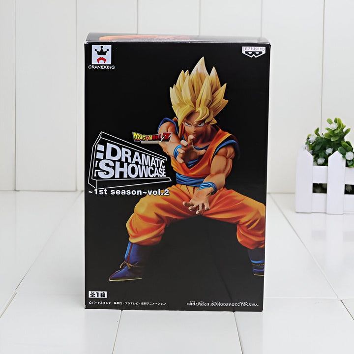 Une figurine de Son Goku, un personnage de la série animée Dragon Ball Z. Il est représenté en position de combat, avec un poing en avant et l'autre poing sur sa hanche. Il porte son costume orange et bleu caractéristique. La figurine est dans une boîte noire avec une fenêtre transparente sur le devant.,FI-8973228560