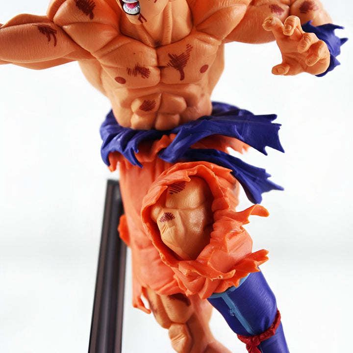 Une figurine de Son Goku, un personnage de Dragon Ball Z. Il est représenté avec une expression faciale déterminée, les cheveux hérissés et les muscles saillants. Il porte un pantalon orange déchiré et une ceinture bleue. Il est en position de combat, le poing droit en avant et la jambe gauche en arrière.,FI-4265488455