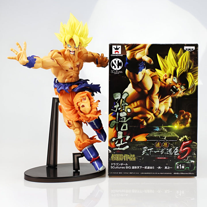 Une figurine de Son Goku, un personnage de la série Dragon Ball Z. Il est représenté en train de se battre, avec ses cheveux blonds hérissés et sa combinaison orange déchirée. La figurine est posée sur un socle transparent.,FI-4265488455