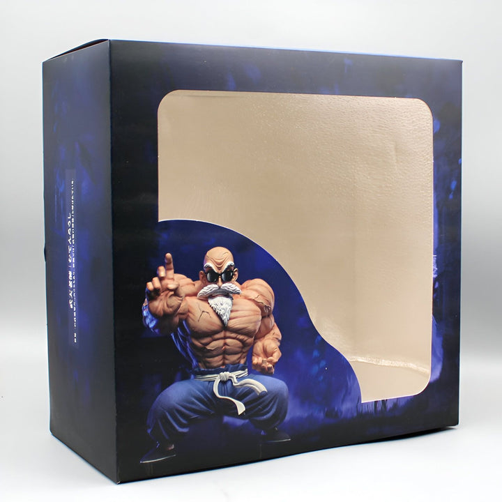 Une figurine de Master Roshi dans sa tenue d'entraînement, avec ses lunettes de soleil et son air sévère. Il est assis sur un rocher, le poing droit levé en l'air, prêt à attaquer. La figurine est en PVC et mesure environ 20 cm de haut. Elle est vendue dans une boîte en carton avec une fenêtre transparente.,FI-2942176539