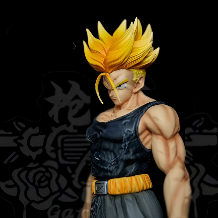 Une figurine de Trunks du futur, un personnage de Dragon Ball Z, est représentée. Il est vêtu d'un débardeur noir déchiré et d'un pantalon noir. Il a les cheveux jaunes et les yeux bleus. Il est musclé et a une expression sérieuse sur le visage. Il est debout dans une pose dynamique, prêt à se battre.,FI-296402930X