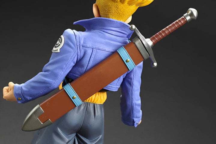 Une épée gainée de marron et bleue est portée en bandoulière dans le dos par un personnage de dessin animé aux cheveux jaunes vêtu d'un gilet bleu.,FI-772317795X