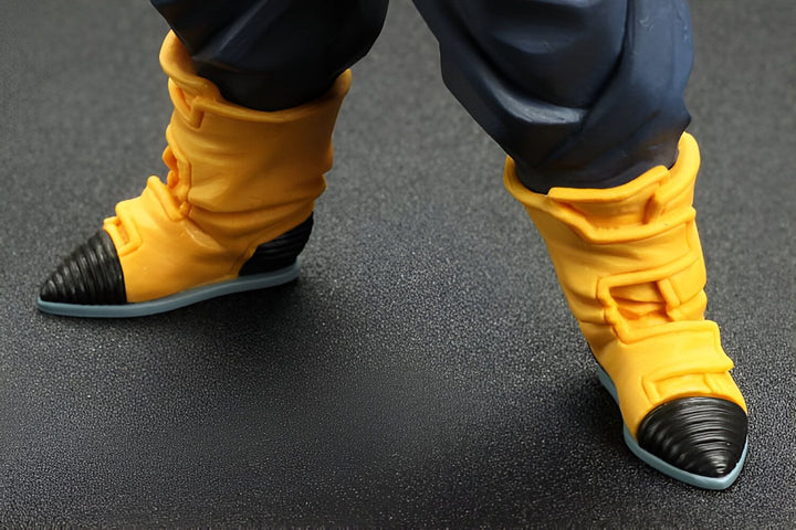 Une paire de bottes jaunes avec des lacets noirs et des semelles bleues.,FI-772317795X