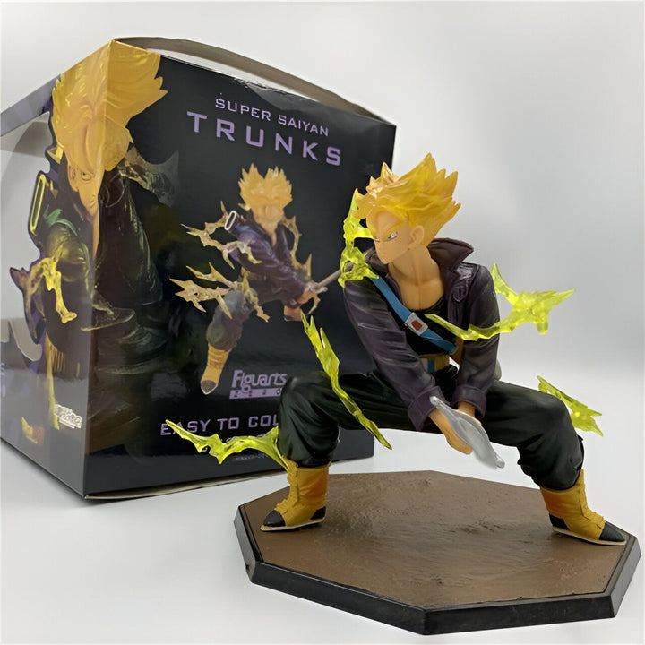 Une figurine de Trunks, un personnage de Dragon Ball Z, dans sa forme Super Saiyan. Il est vêtu d'une veste noire et d'un pantalon jaune, et il est en position de combat. La figurine est posée sur un socle noir.,FI-4607500992