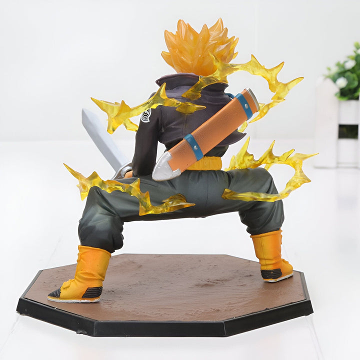 Une figurine de Trunks du futur, un personnage de Dragon Ball Z. Il est représenté avec ses cheveux jaunes hérissés, son épée et son fourreau. Il porte une veste noire et un pantalon orange. Il est en position de combat, prêt à attaquer.,FI-4607500992