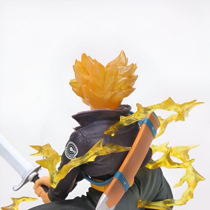 Une figurine de Trunks du futur en Super Saiyan, un personnage du manga Dragon Ball Z. Il est vêtu d'une veste noire et d'un pantalon bleu. Il tient une épée dans sa main droite et a les cheveux jaunes hérissés. Il est entouré d'éclairs jaunes.,FI-4607500992