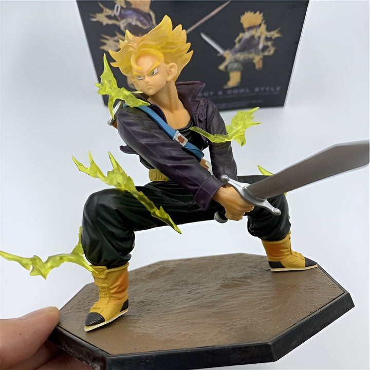 Une figurine de Trunks du futur en Super Saiyan, brandissant une épée. Il est vêtu d'une veste noire et d'un pantalon noir. La figurine est posée sur un socle marron.,FI-4607500992