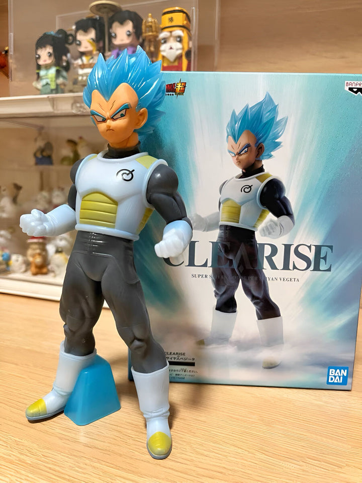 Une figurine de Vegeta, un personnage de Dragon Ball Z. Il est vêtu de sa combinaison bleue et jaune et a les cheveux bleus. Il est en position de combat.,FI-8742162742