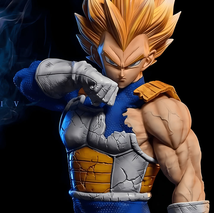 Une image de Vegeta, un personnage de la série Dragon Ball Z. Il est représenté avec ses cheveux blonds hérissés, sa peau dorée et ses yeux bleus. Il porte une armure bleue et jaune et est en position de combat.,FI-7340717927