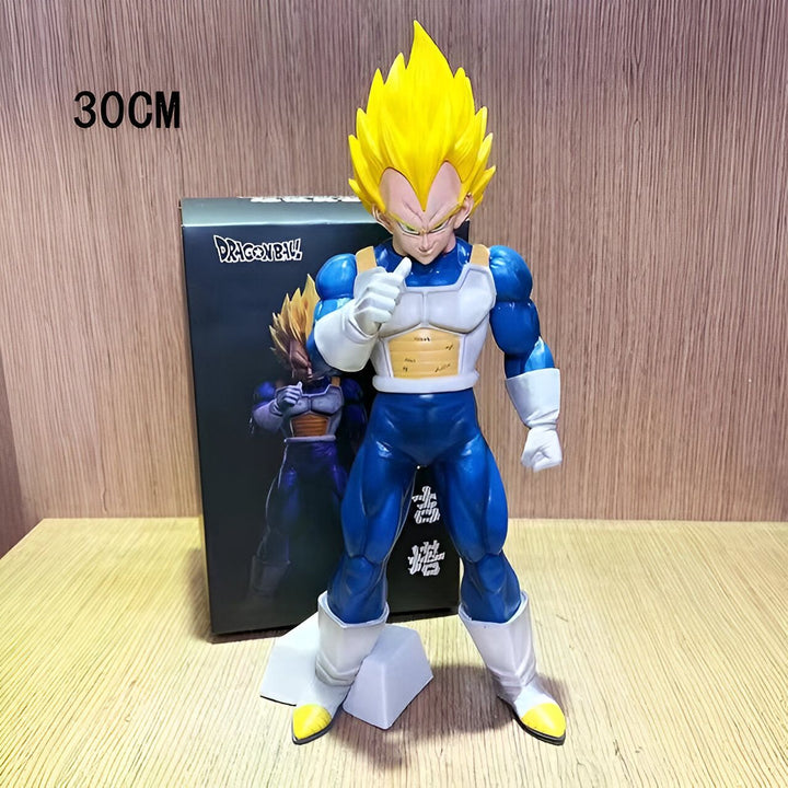 Une figurine de Vegeta, un personnage de Dragon Ball Z. Il est vêtu d'une combinaison bleue et jaune et a les cheveux blonds. Il est en position de combat et pointe du doigt. La figurine est de 30 cm de hauteur et est en PVC.,FI-5135402136