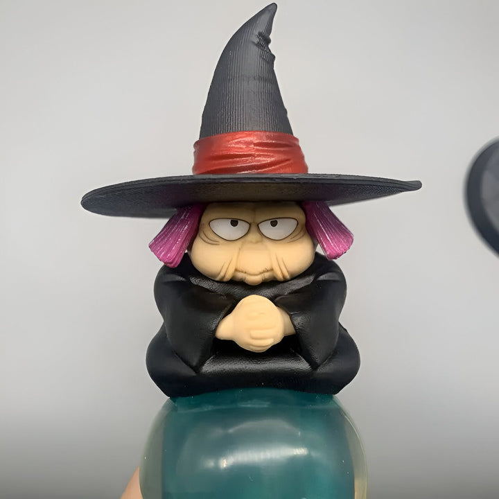 L'image représente une figurine de Bibidi, un personnage de la série Dragon Ball Z. Bibidi est un sorcier maléfique qui a créé Majin Buu. Il est représenté avec un grand chapeau pointu noir et une longue barbe blanche. Il est vêtu d'une robe noire et tient un bâton magique à la main.,FI-9279471627