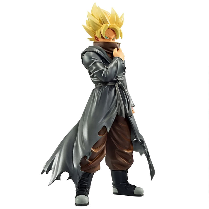 Une figurine de Son Goku portant une veste noire et un pantalon marron. Il a les cheveux jaunes et les yeux bleus. Il est en position de combat.,FI-3257373686