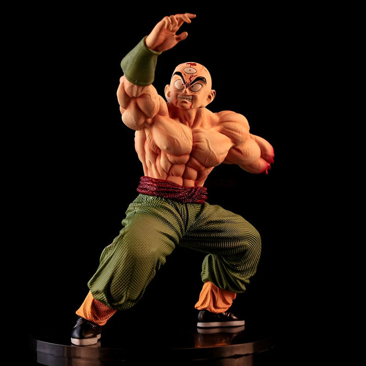Une figurine de Tenshinhan, un personnage de Dragon Ball Z. Il est représenté en position de combat, avec les muscles saillants et le regard déterminé. Il porte son costume vert et blanc caractéristique, ainsi que sa ceinture rouge. La figurine est posée sur un socle noir.,FI-9826513059