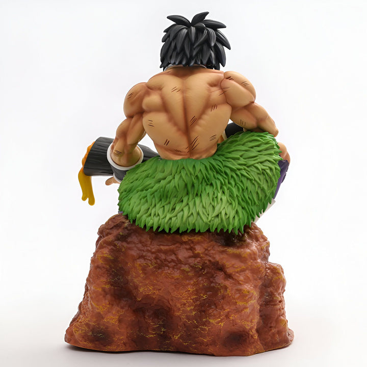Une figurine de Broly, un personnage de Dragon Ball Z, est assis sur un rocher. Il est vêtu d'une peau de bête verte et a les cheveux noirs.,FI-3271800022