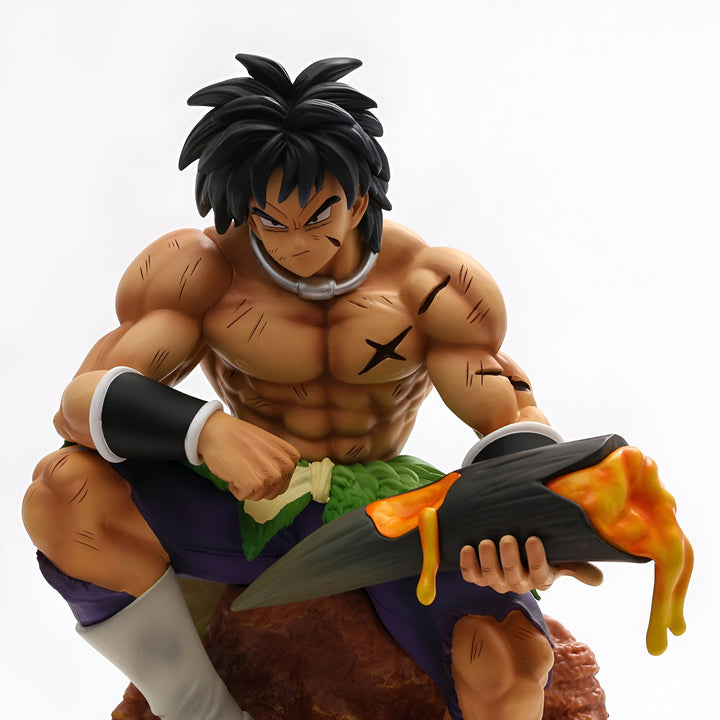 Une figurine de Broly, un personnage de Dragon Ball Z, est assis sur un rocher. Il porte une peau de bête autour de la taille et a les cheveux noirs hérissés. Il tient dans sa main droite un morceau de viande qu'il va manger.,FI-3271800022