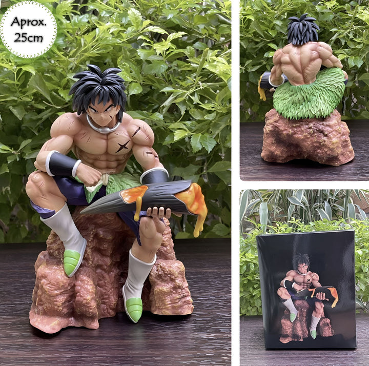 Une figurine de Broly, un personnage de Dragon Ball Z, est assise sur un rocher. Il est vêtu d'une peau de bête et tient un morceau de viande dans sa main droite. La figurine est en résine et mesure 25 cm de haut.,FI-3271800022