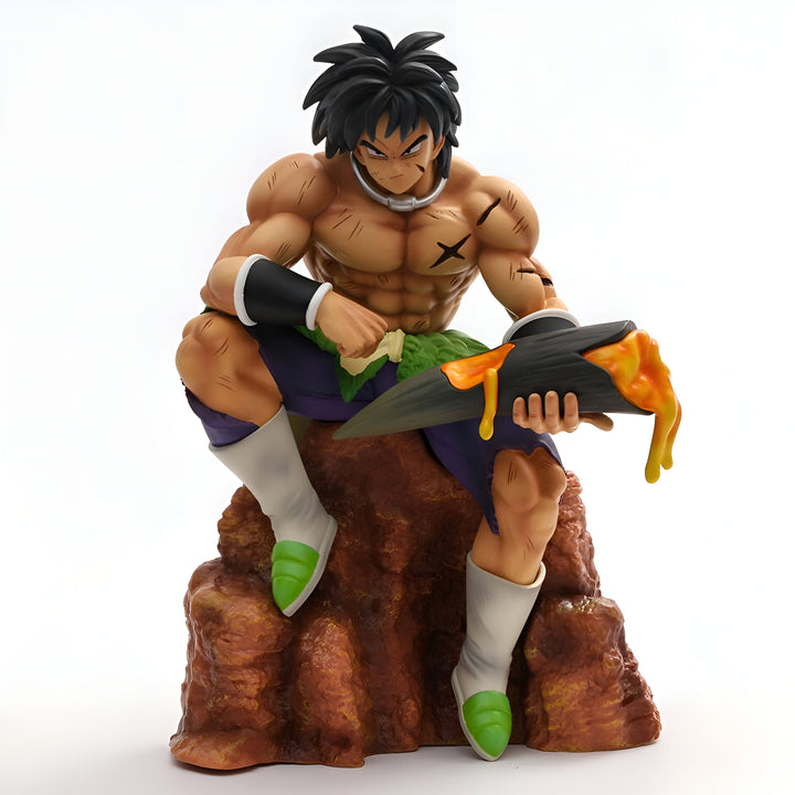 Une figurine de Broly, un personnage de Dragon Ball Z, est assis sur un rocher. Il est torse nu, porte un pantalon violet et des bottes vertes. Il tient dans sa main droite un morceau de viande qu'il va manger.,FI-3271800022