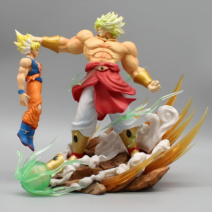 Une figurine de Broly, un personnage de Dragon Ball Z, en train de soulever Goku. Broly est un personnage très puissant et il est capable de détruire des planètes entières. Goku est le héros de la série Dragon Ball Z et il est très puissant également. Il est capable de se battre contre Broly et de le vaincre.,FI-3471037187