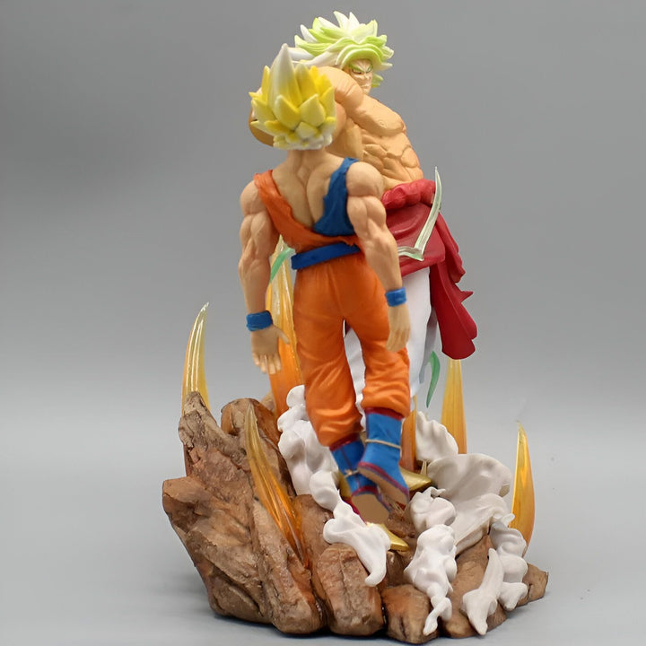 Une figurine de Broly et Goku en train de se battre. Broly est un personnage grand et musclé avec des cheveux verts et Goku est un personnage plus petit et plus mince avec des cheveux jaunes. Ils sont tous les deux en position de combat et ont les poings levés. La figurine est posée sur un socle marron avec des flammes jaunes et blanches qui l'entourent.,FI-3471037187