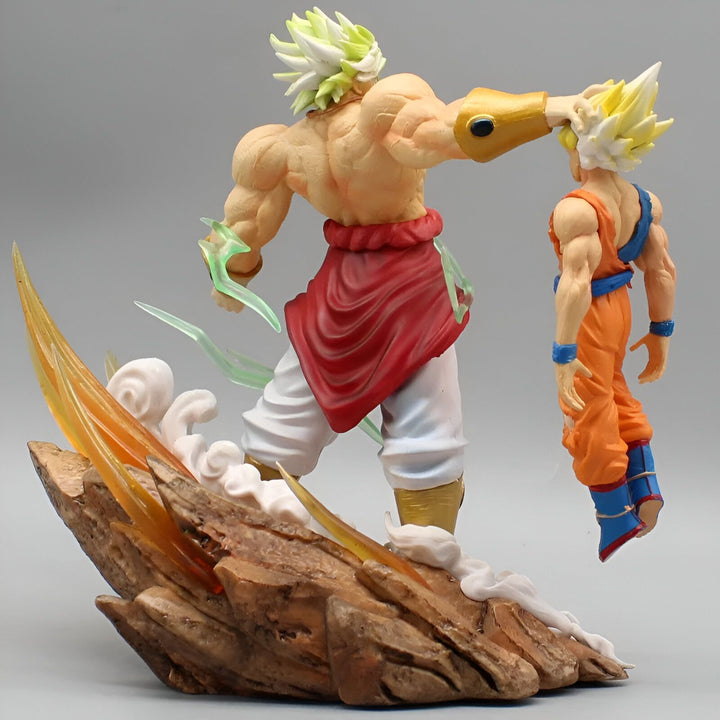 Une figurine de Broly, un personnage de Dragon Ball Z, en train de frapper Goku. Broly est un personnage très puissant et il est capable de détruire des planètes entières. Goku est le héros de la série Dragon Ball Z et il est très puissant également. Il est capable de se battre contre Broly et de le vaincre.,FI-3471037187