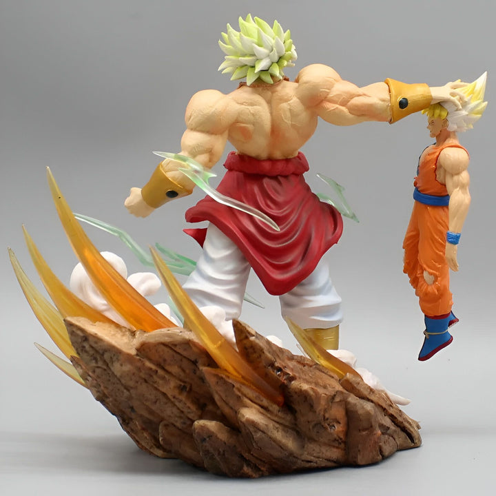 Une figurine de Broly, un personnage de Dragon Ball Z, en train de soulever Goku par le cou. Broly est un personnage très puissant et Goku est l'un des personnages principaux de la série.,FI-3471037187