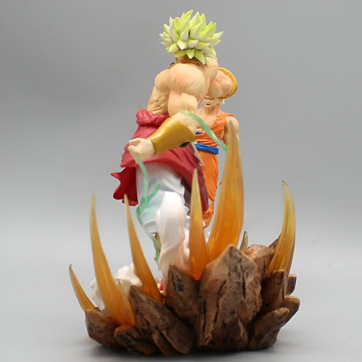Une figurine de Broly, un personnage de Dragon Ball Z, en train de se battre contre Goku. Broly est un personnage très puissant et il est capable de se transformer en un être encore plus puissant.,FI-3471037187