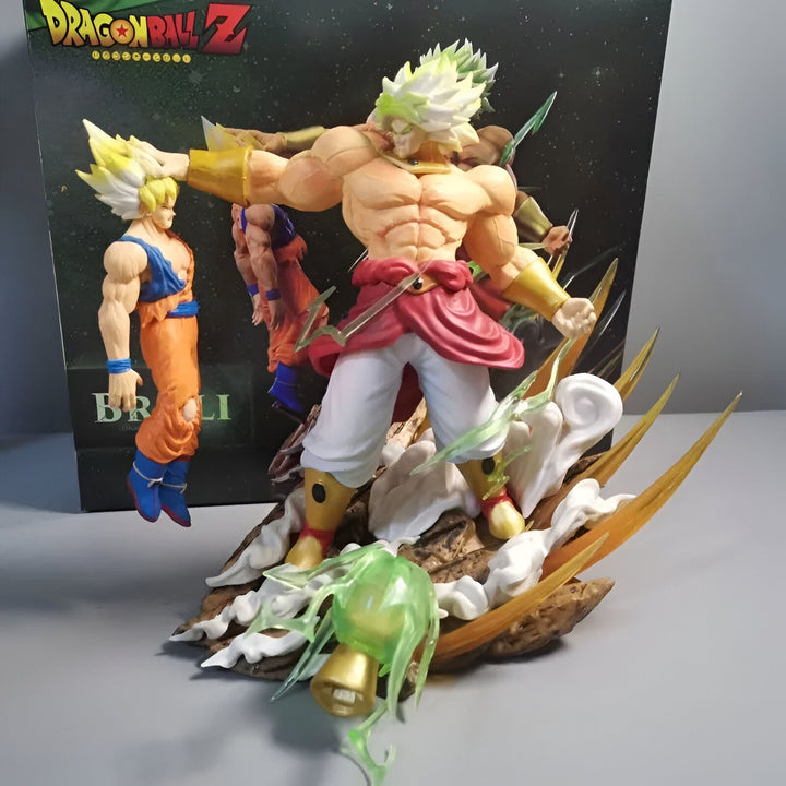 Une figurine de Broly, un personnage de Dragon Ball Z. Il est représenté en train de combattre Goku, un autre personnage de la série. Broly est un Saiyan légendaire, et il est très puissant. Il a une chevelure verte et des yeux bleus. Il est vêtu d'une armure dorée et rouge. Goku est un Saiyan également, et il est le héros de la série. Il a une chevelure noire et des yeux bleus. Il est vêtu d'un kimono orange et bleu.,FI-3471037187