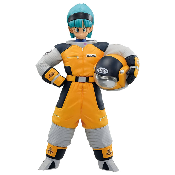 Une figurine de Bulma de la série Dragon Ball Z. Elle porte une combinaison spatiale orange et jaune avec un casque assorti. Elle a les cheveux bleus et les yeux bleus. Elle est debout dans une pose confiante, un sourire narquois aux lèvres.,FI-5369048436