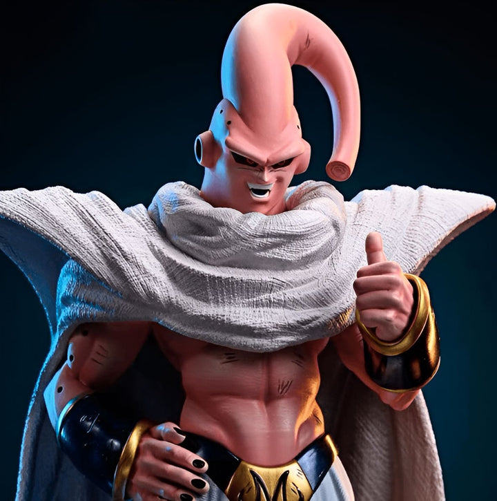 L'image représente un personnage de Dragon Ball Z, Majin Buu. Il est rose, a une tête pointue et porte un pantalon blanc. Il est en train de sourire et de faire un pouce en l'air.,FI-2439423645