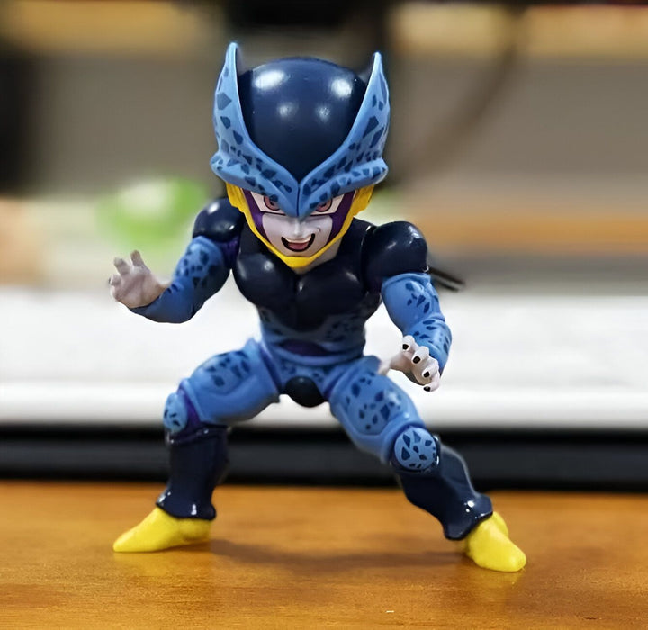 Une figurine de Cell, un personnage de Dragon Ball Z. Il est représenté avec sa deuxième forme, avec une carapace bleue et des ailes. Il est en position de combat, avec les poings serrés et les yeux écarquillés.,FI-8159765290