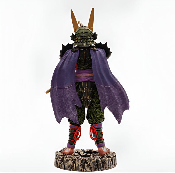 Une figurine de samouraï portant une armure verte et violette et une cape violette. Il est debout sur un rocher et tient une épée dans sa main droite.,FI-7490721296