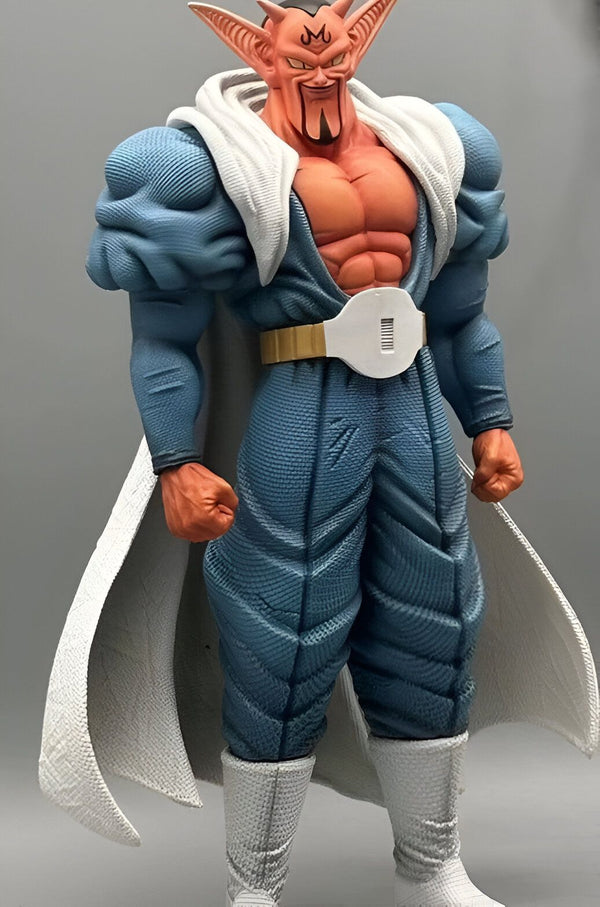 Une figurine de Buu de Dragon Ball Z. Buu est un personnage grand et musclé avec une peau rose et des cheveux blancs. Il porte un pantalon bleu, une ceinture jaune et une cape blanche. Il a un sourire narquois sur le visage et est prêt à se battre.,FI-7669743395