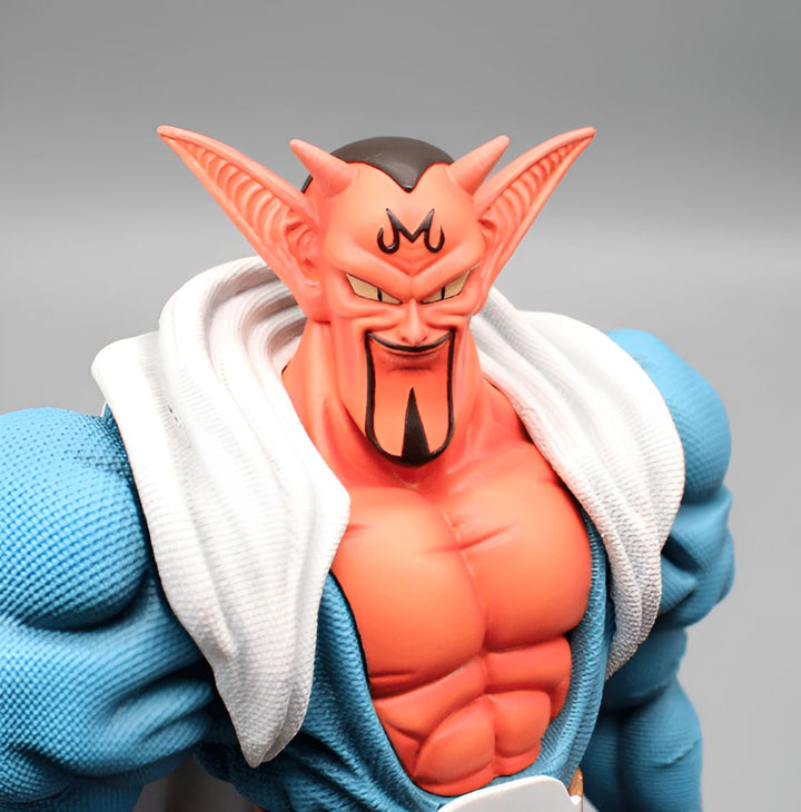 Une figurine de Babidi, un personnage de Dragon Ball Z. Il est représenté avec sa peau rose, ses cheveux noirs et ses yeux jaunes. Il porte une longue cape bleue et blanche.,FI-7669743395