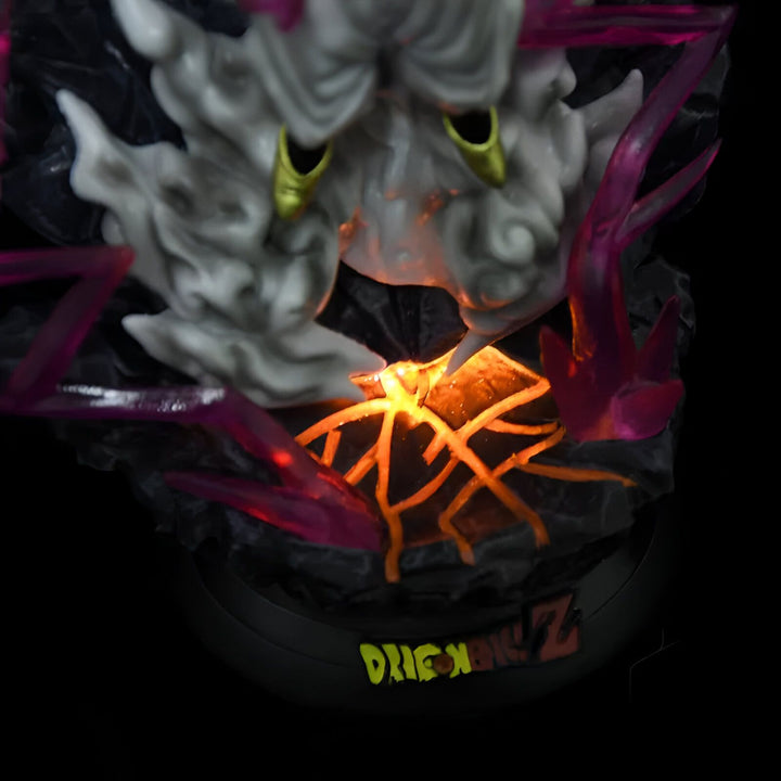 Une figurine de Janemba, un personnage de Dragon Ball Z. Il est représenté avec ses cheveux blancs et ses yeux jaunes, et il est entouré d'un feu violet. La figurine est éclairée par une lumière orange qui provient de l'intérieur de la figurine.,FI-633313399X